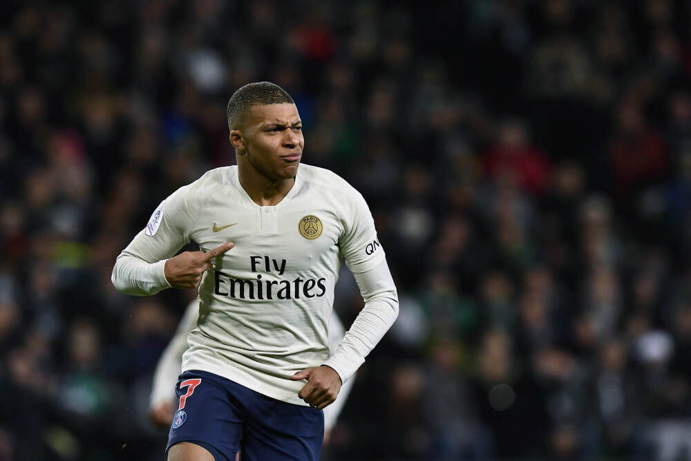 凯尔凯兹对抗倒地护球，特林达德连踢两脚被吹犯规